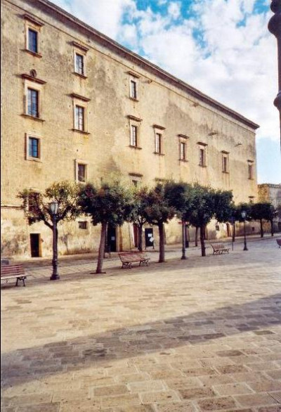 Tricase - Piazza Giuseppe Pisanelli - Uno scorcio del prospetto forntale di palazzo Gallone Tricase - Piazza Giuseppe Pisanelli - Uno scorcio del prospetto forntale ...
